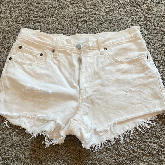 Levi’s white shorts size 25-26 - Picture 1 of 2